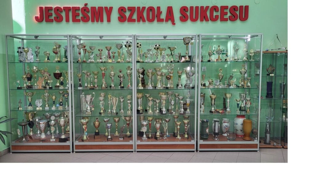 Gablota z pucharami zdobytymi przez uczniów SP nr 1 w konkursach, zawodach i olimpiadach szkolnych.